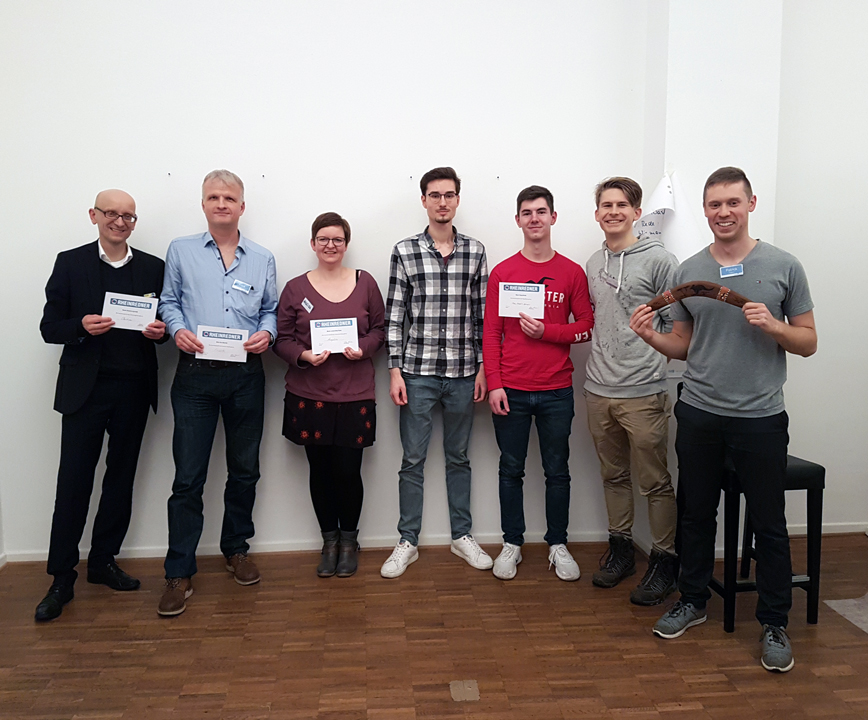 Gewinner des Abends bei den Rheinrednern, alle mit einer Urkunde in der Hand und strahlenden Gesichtern