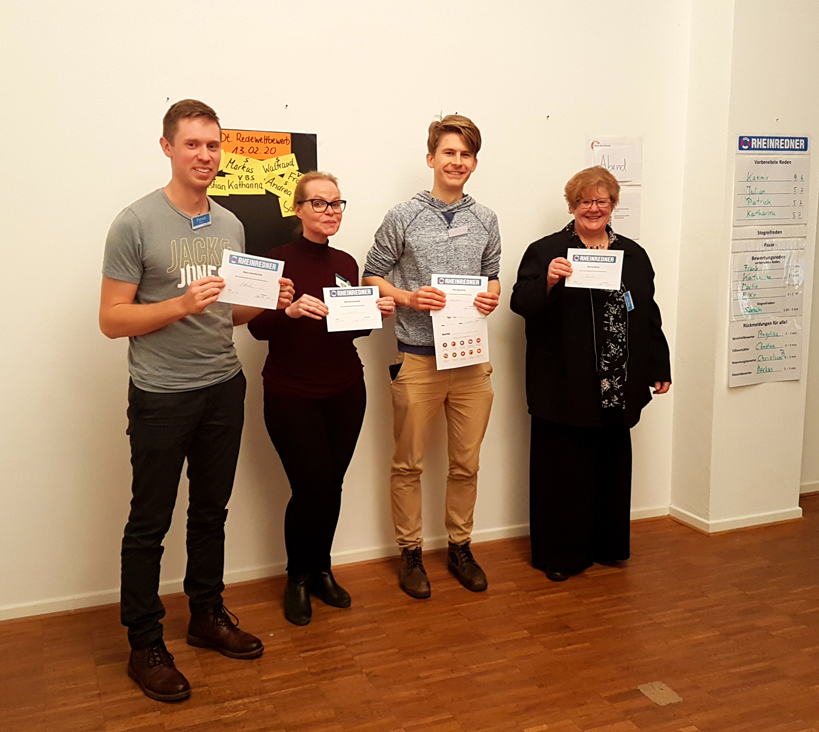 Gewinner des Abends bei den Rheinrednern, alle mit einer Urkunde in der Hand und strahlenden Gesichtern