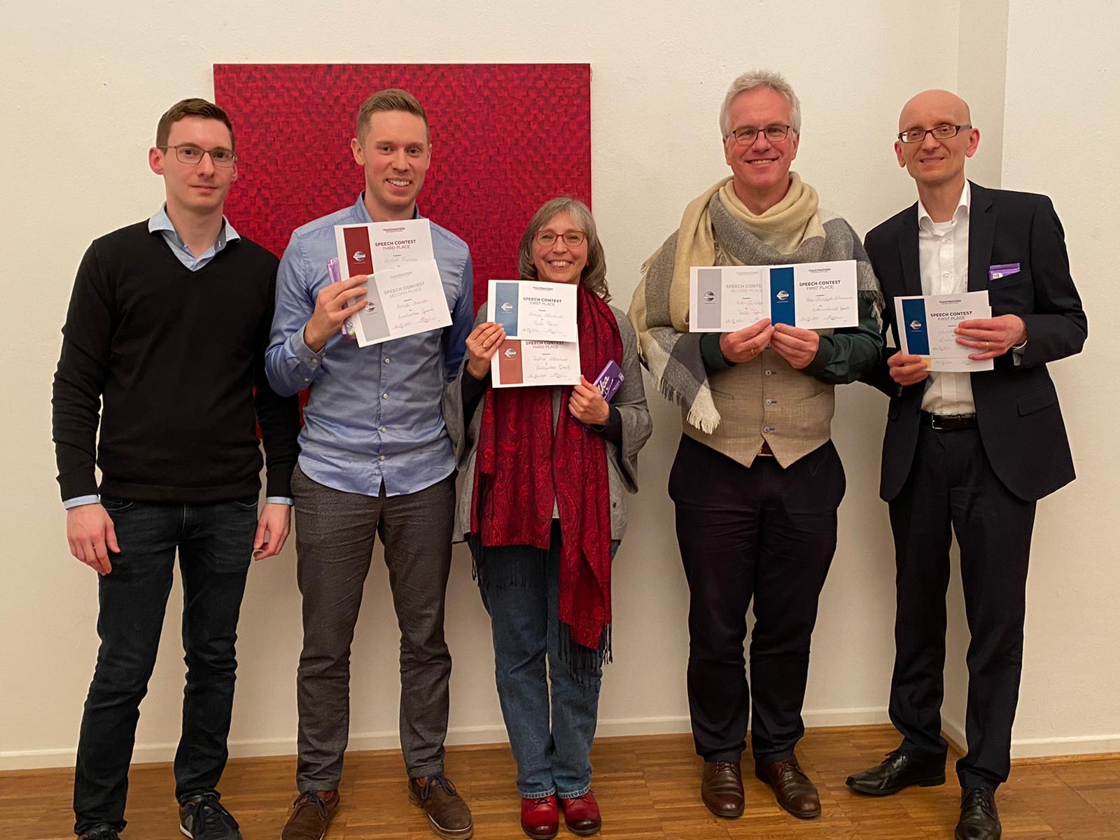 SIEGER Toastmaster Clubwettbewerb 06.02.2020 bei den Rheinrednern, alle mit einer Urkunde in der Hand und strahlenden Gesichtern